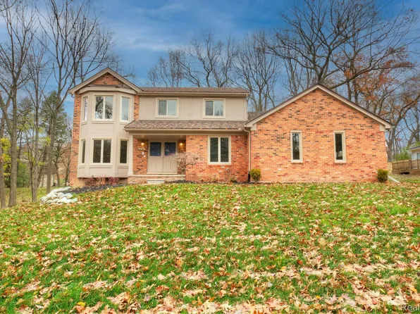 2738 Creek Bend Dr, Troy, MI 48098