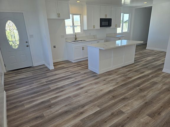 3rd image of 709 Camulos St