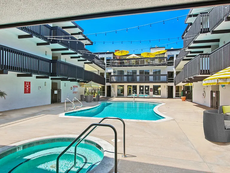 Resort-like hot tub, swimming pool and a picnic area on the side
