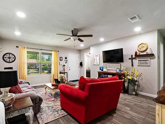4th image of 240 Elizabeth Ln