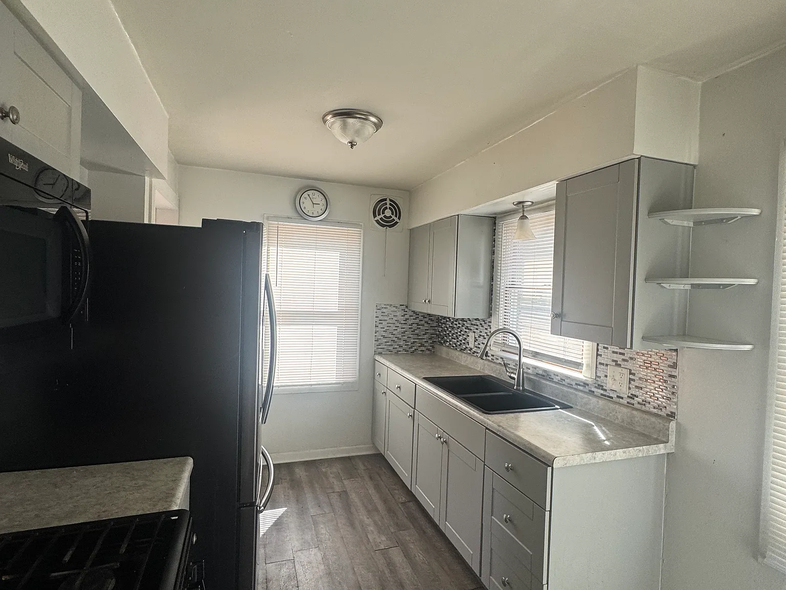 3 bed, 1.5 bath, 1008 sqft, $1,300 — Photo 3