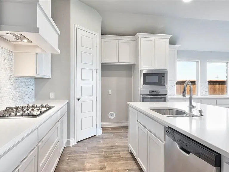 1730 Holmwood Dr — Photo 5