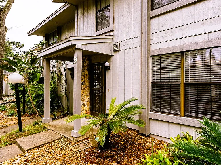 9 Oakwood Park — Photo 2