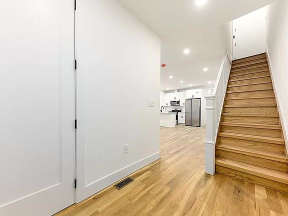 4th image of 246 E 25th St #1