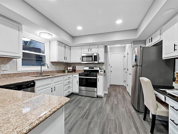 3rd image of 3968 Triple Crown Dr