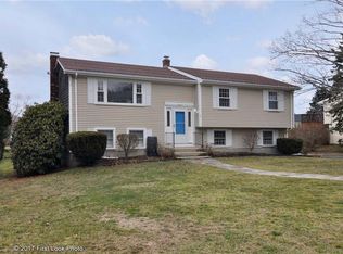 14 Pocahontas Dr, Middletown, RI 02842