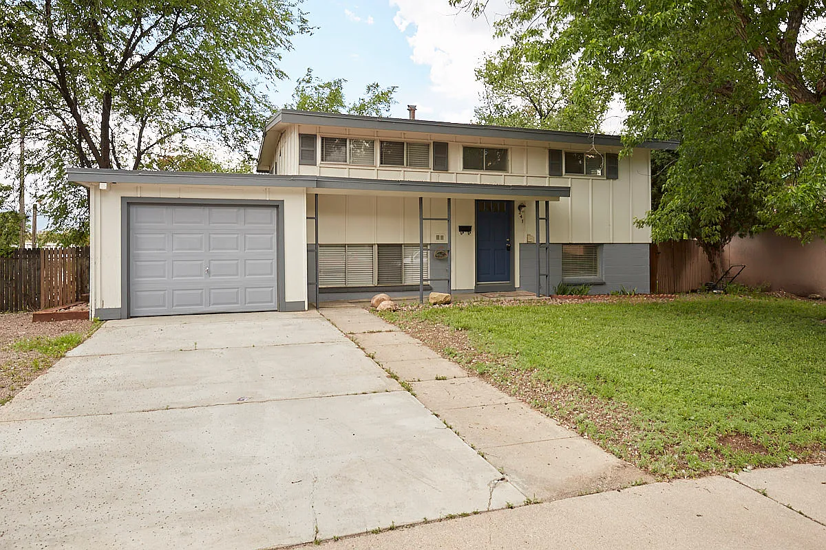 Elmwood Dr 241 LP/Curd-Hieronymus - 1 — Photo 1