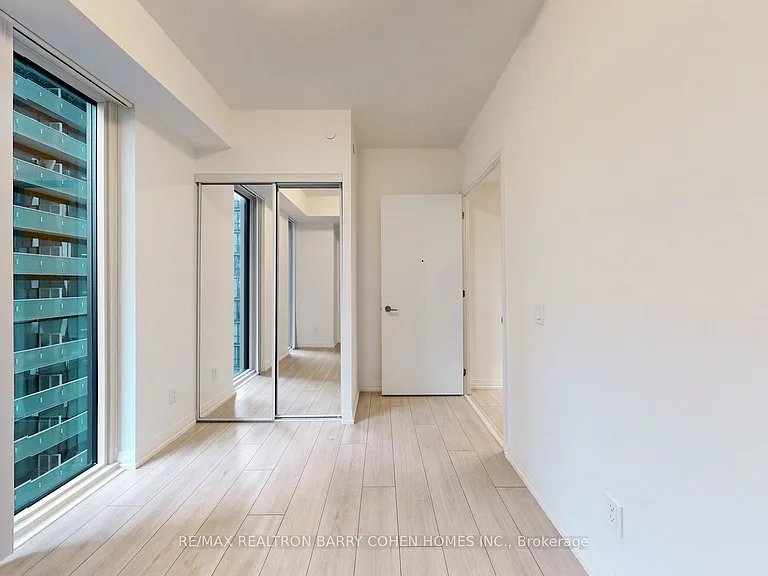 400 King St W #1922 — Photo 34