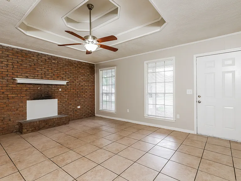 4946 Hanging Oak Dr — Photo 3
