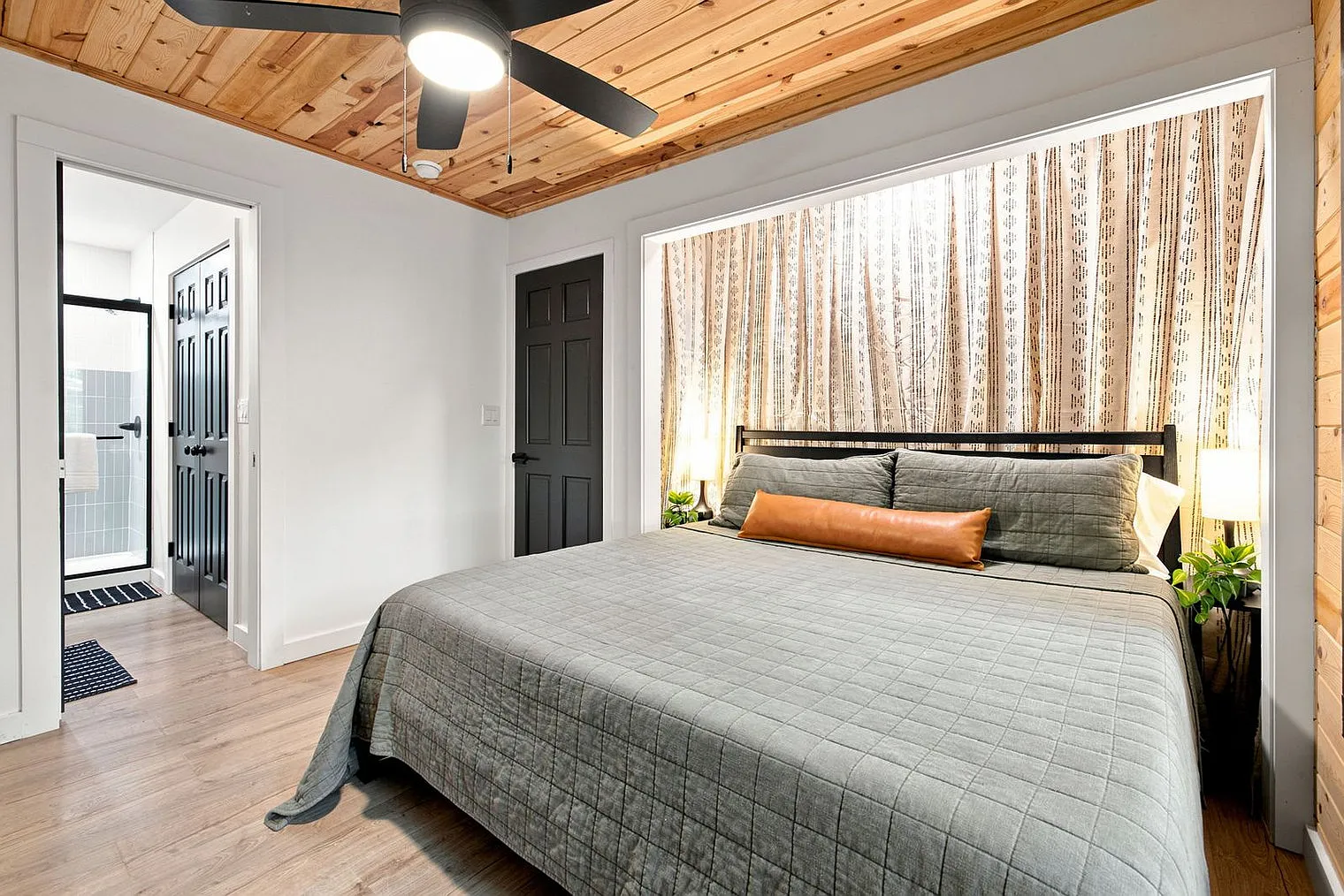 3 bed, 2.0 bath, 1237 sqft, $4,209 — Photo 4