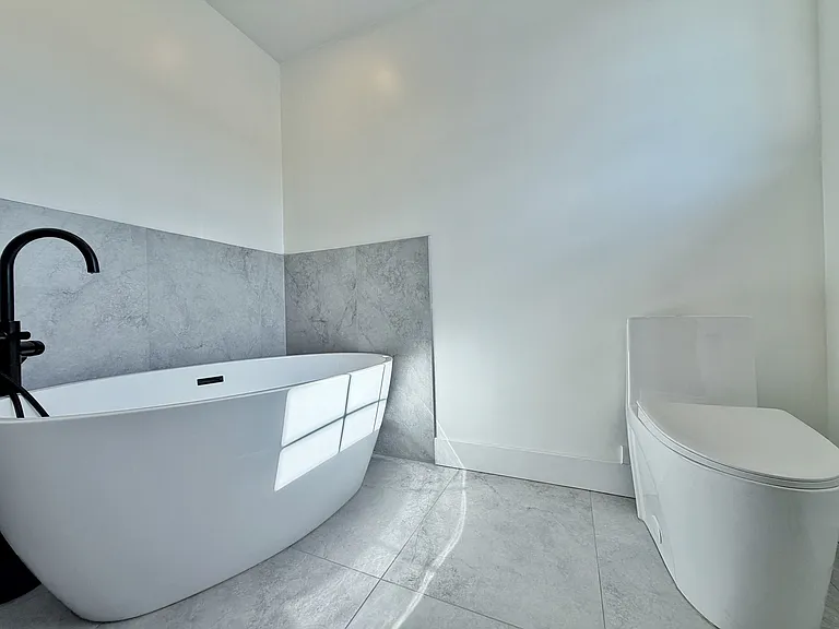 2427 W Grenshaw St #2 — Photo 15