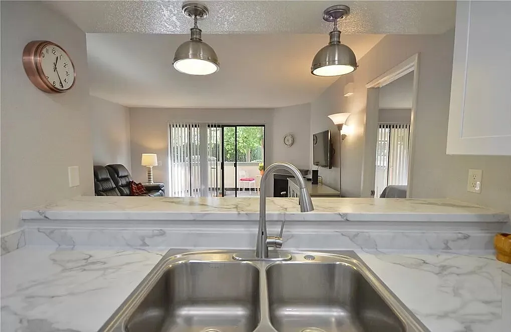 1 bed, 1.0 bath, 798 sqft, $1,900 — Photo 4
