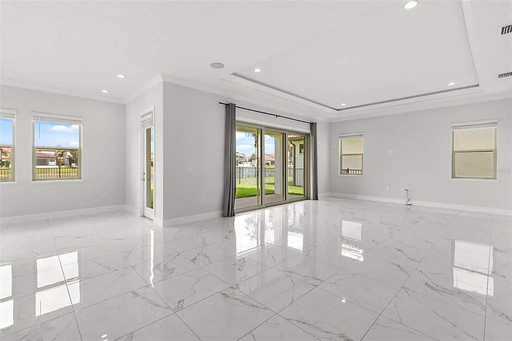5 bed, 4.5 bath, 3883 sqft, $6,900 — Photo 4