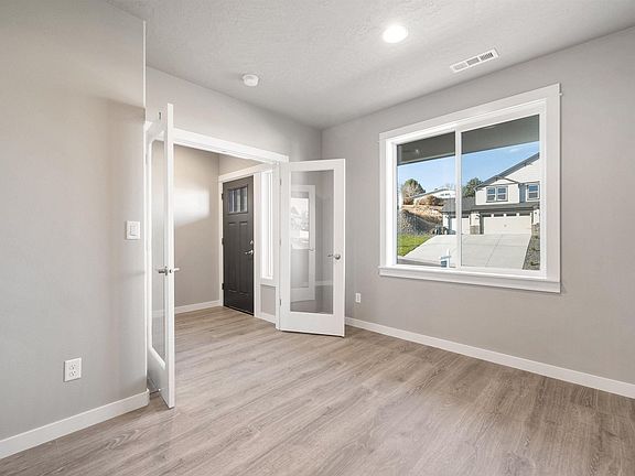 3rd image of 4019 Queen St W