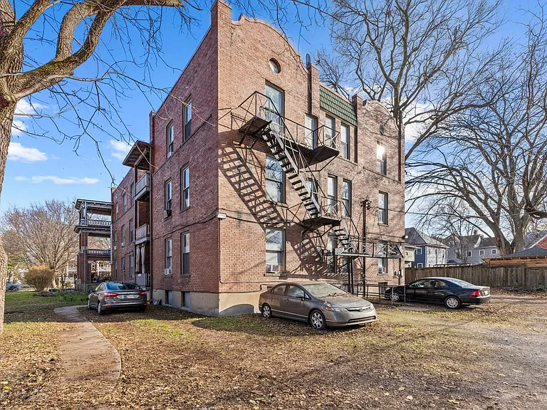 Essex Apartments — Photo 25