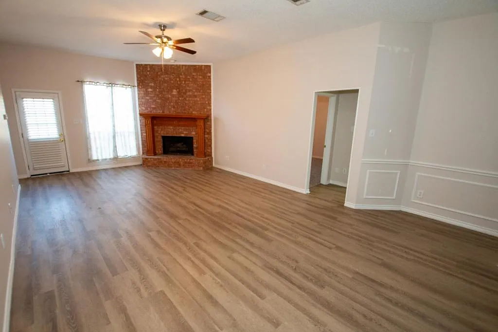 1902 Thornhill Way — Photo 3