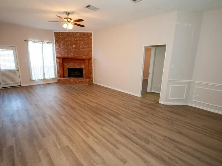 1902 Thornhill Way — Photo 3