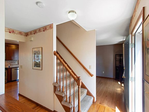 4th image of 34 Copperfield Dr