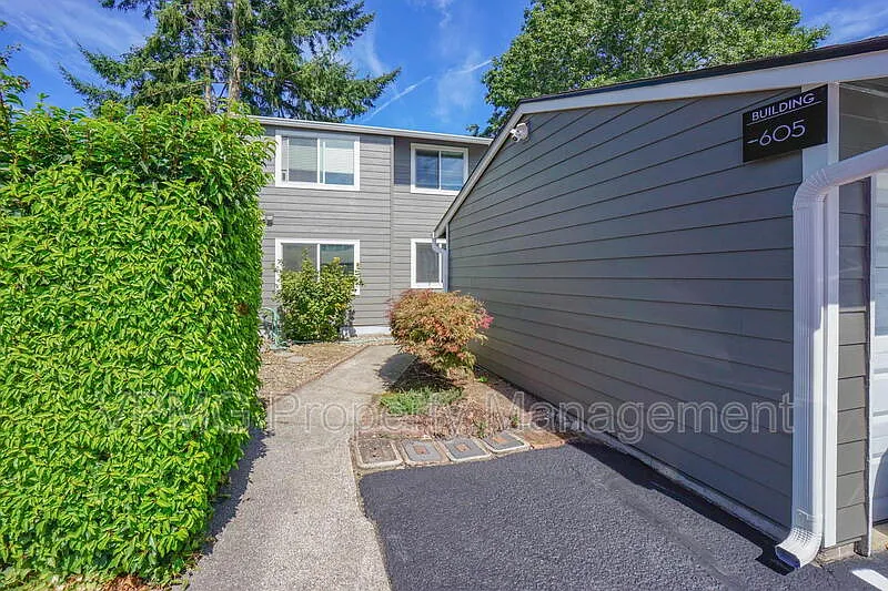 3 bed, 2.0 bath, 1136 sqft, $2,100 — Photo 3
