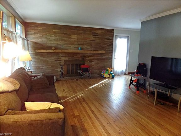 3rd image of 176 The Brooklands Ave