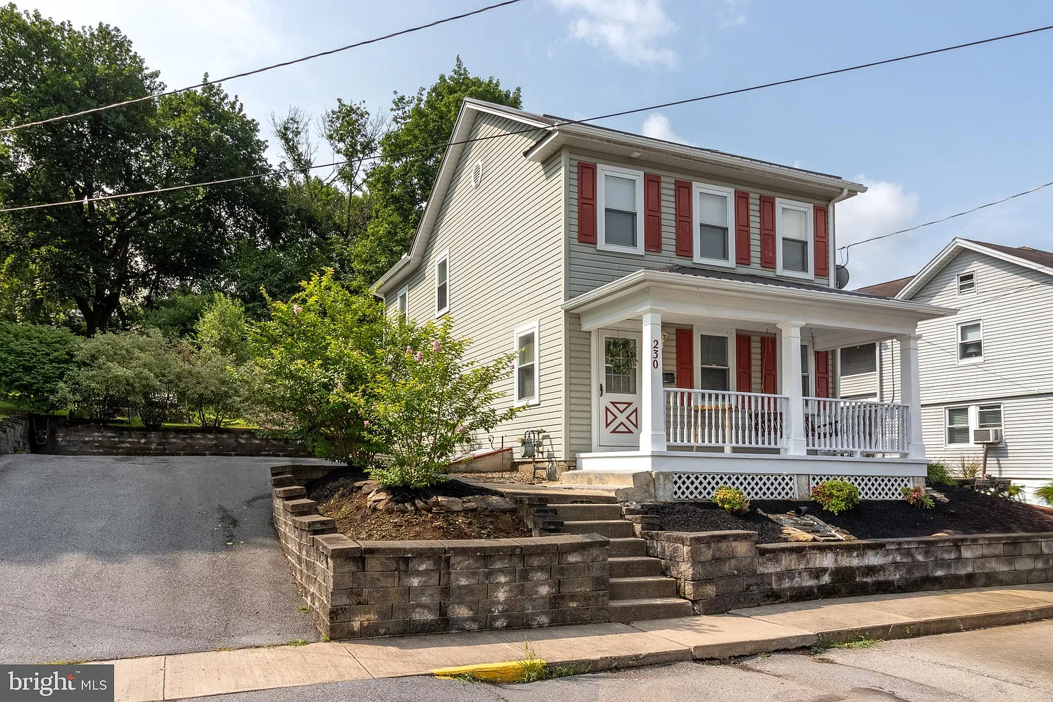 230 E Logan St photo 1