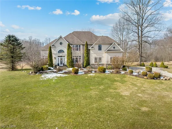 18930 Sanctuary Dr, Chagrin Falls, OH 44023