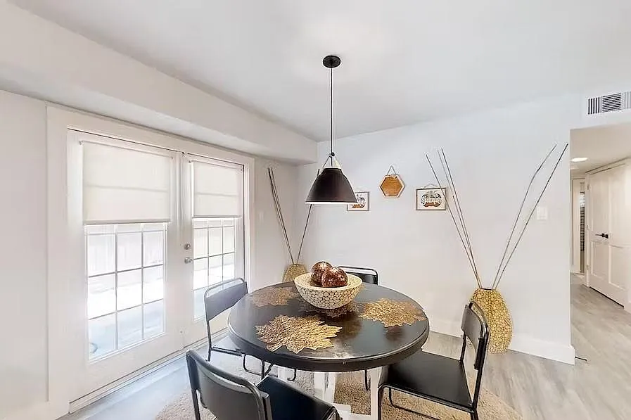 3 bed, 3.0 bath, 2400 sqft, $2,700 — Photo 4