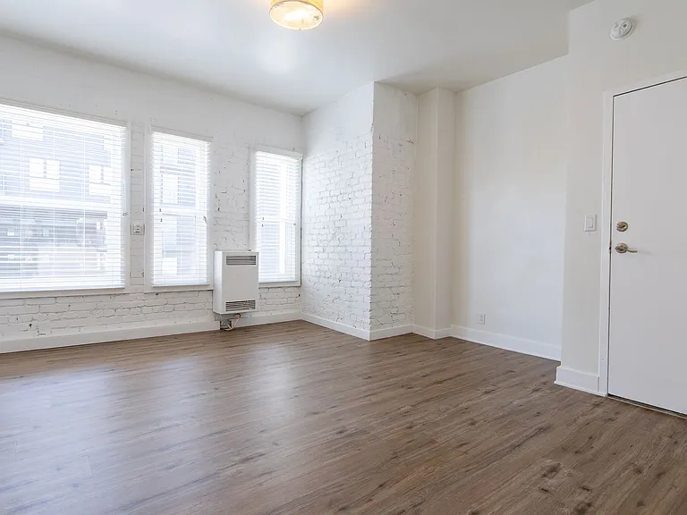 Charming Apartment with Urban Convenience — Photo 7