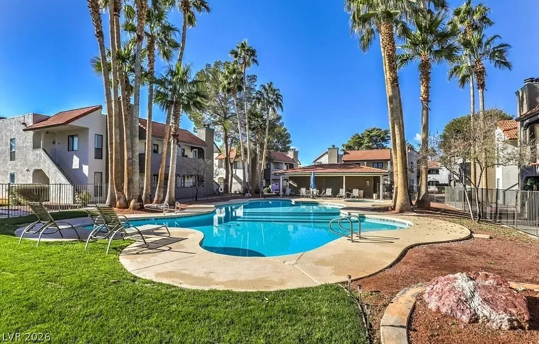 2 bed, 2.0 bath, 1004 sqft, $1,400 — Photo 2