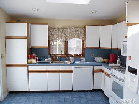 3rd image of 140 Sumpwams Ave