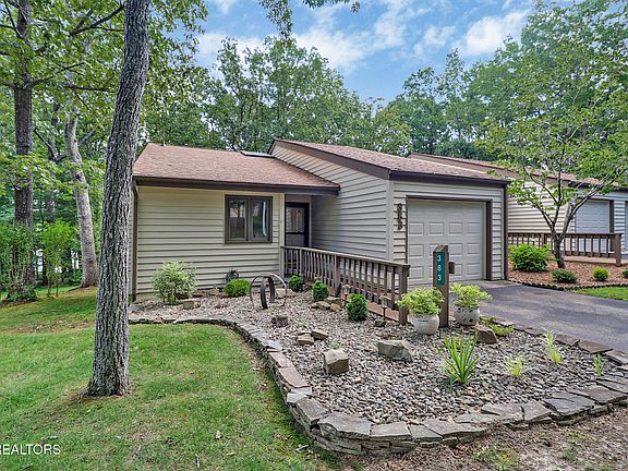 3rd image of 383 Lake Catherine Ct