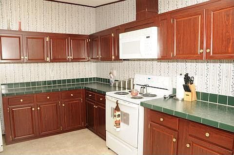 LARGE KITCHEN