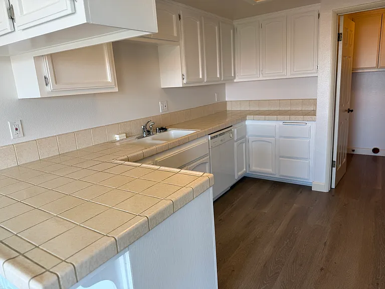 760 W 30th St #9 — Photo 9