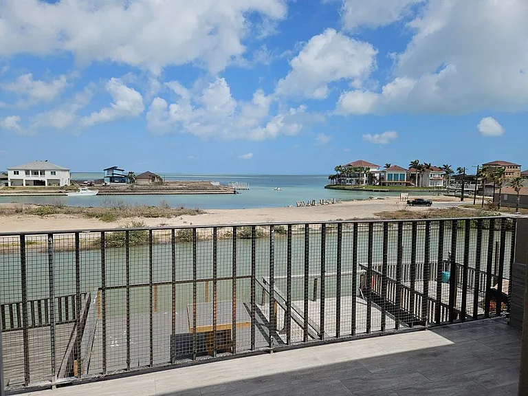 1336 Harbor Island Dr — Photo 2