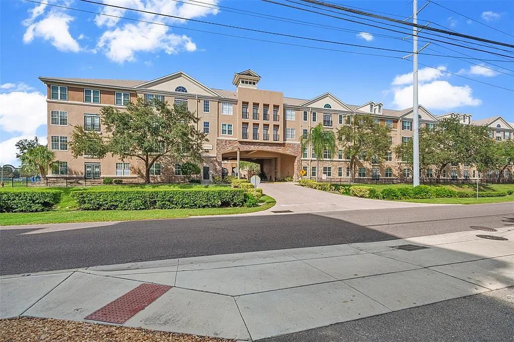 1 bed, 1.0 bath, 696 sqft, $1,800 — Photo 1