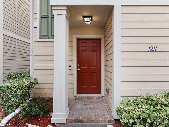 3rd image of 1211 Ennis St