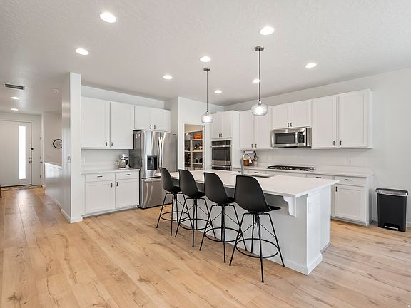 4th image of 1596 N Berra Blvd