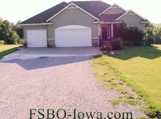 4045 Erica Blvd SW, Oxford, IA 52322