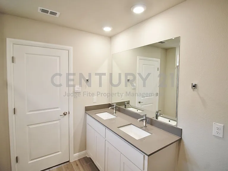 1449 Bennett Dr — Photo 7
