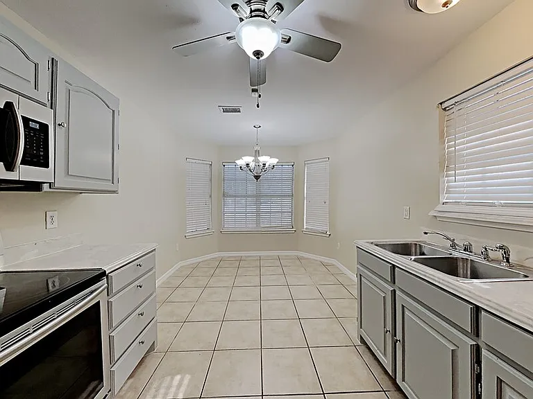 3320 Stanley Ave — Photo 5
