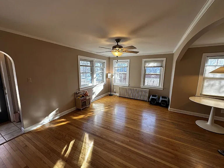 325 Sumner St — Photo 9