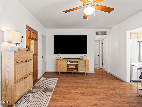 4th image of 4013 E INDIANOLA Avenue
