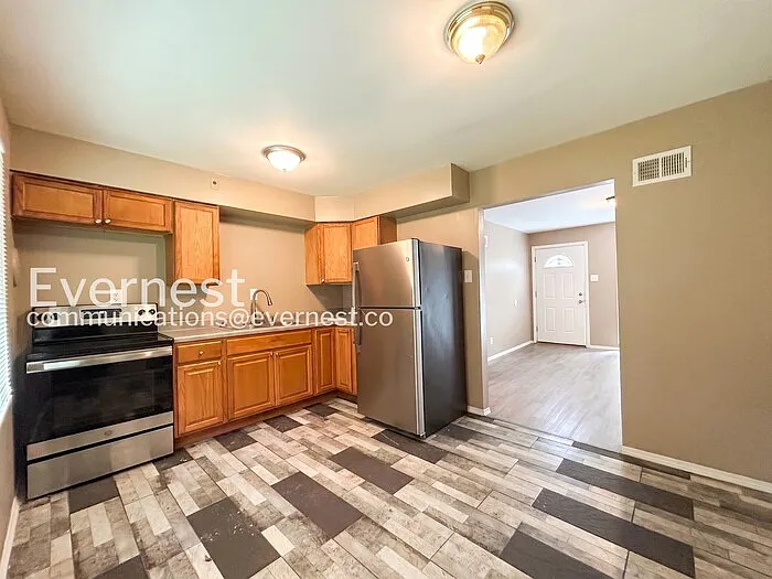 3 bed, 1.0 bath, 852 sqft, $1,295 — Photo 4
