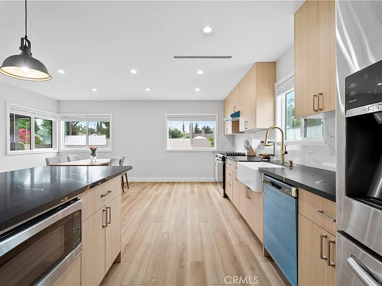 10345 Blucher Ave — Photo 10
