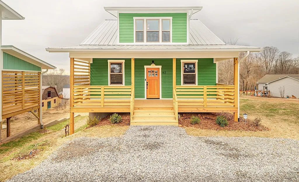 3 bed, 2.5 bath, 2012 sqft, $2,800 — Photo 1