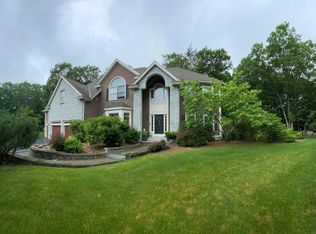 22 Cherry Ln, Bedford, NH 03110