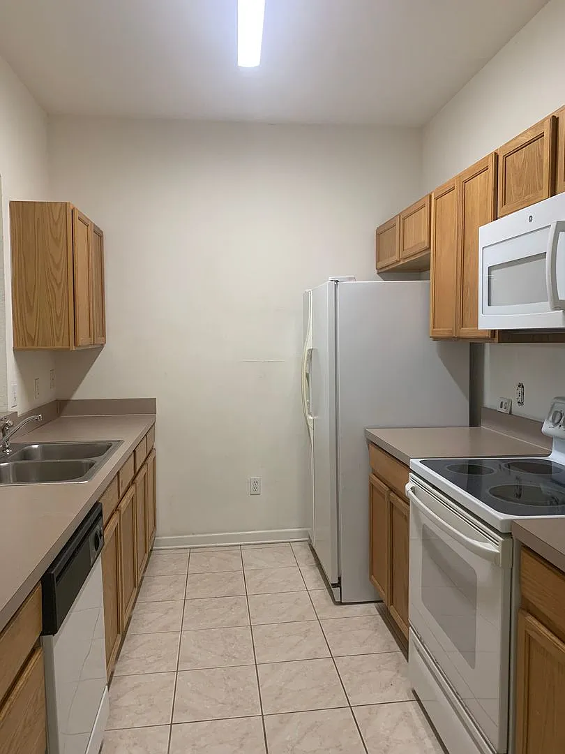 Lovely 3 Bedroom 2 Bath Condo — Photo 3