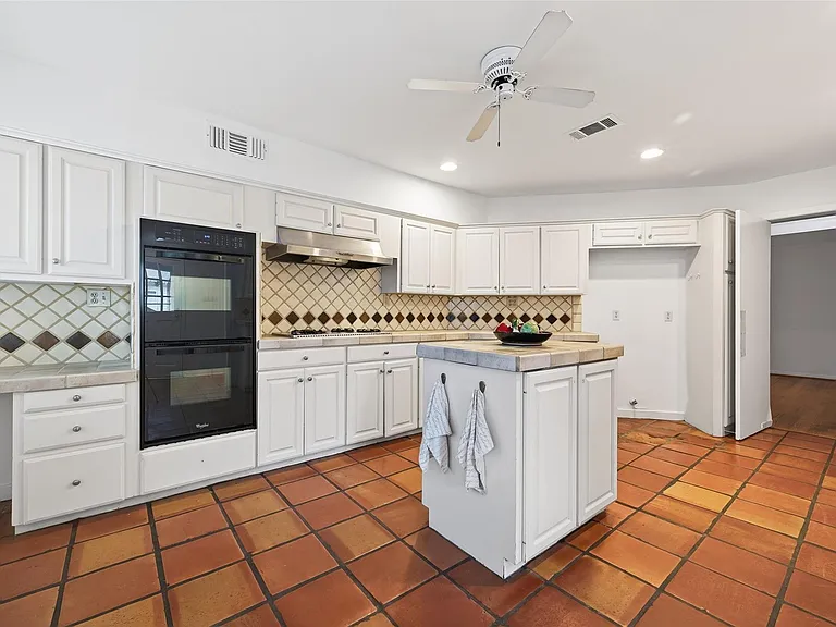 5643 Piping Rock Ln — Photo 19