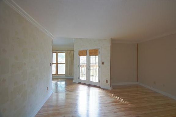 3rd image of 306 Hickory Blf #306