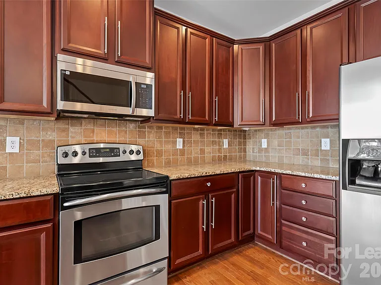 417 Armour St — Photo 10